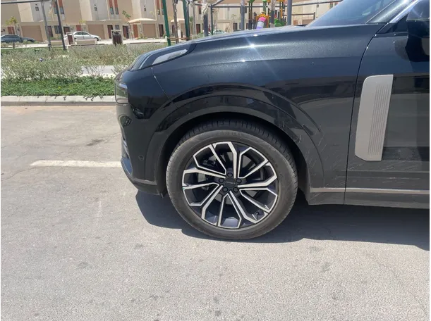 Car image 9