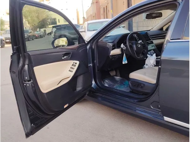 Car image 11