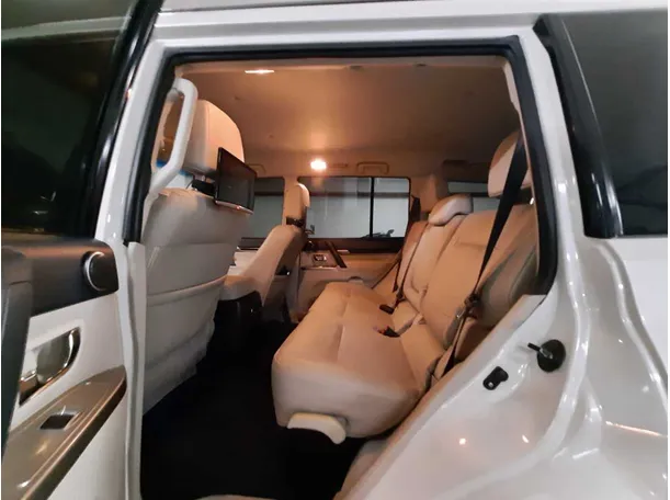 Car image 11
