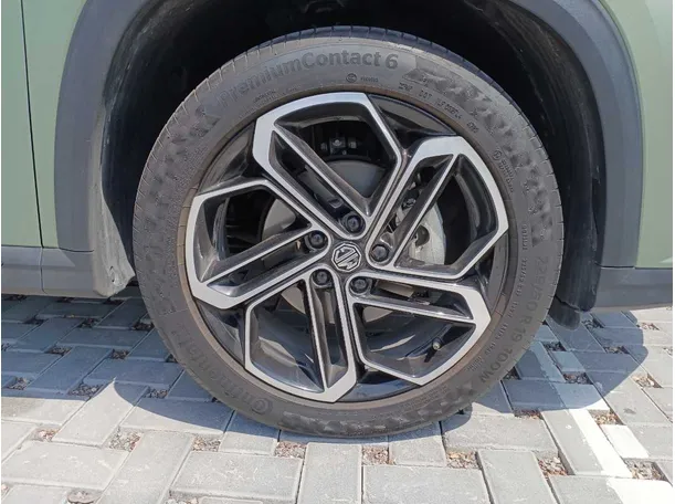 Car image 9
