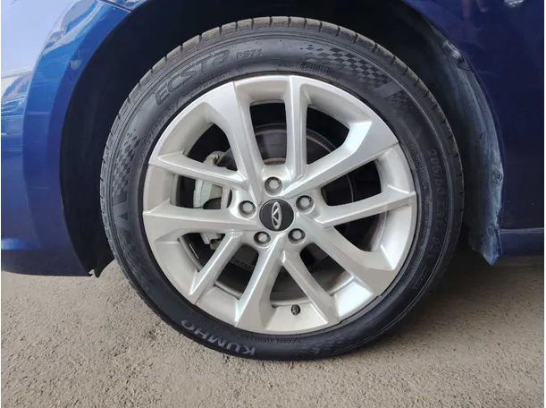 Car image 9