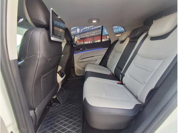 Car image 13