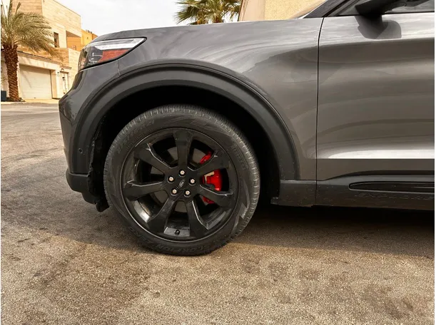 Car image 9