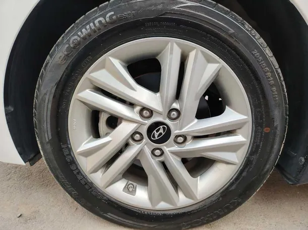 Car image 10