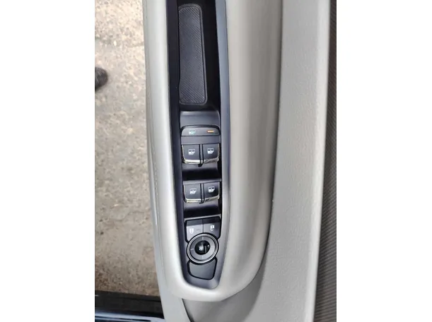 Car image 35