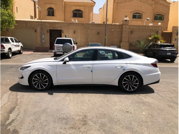 Car image 8
