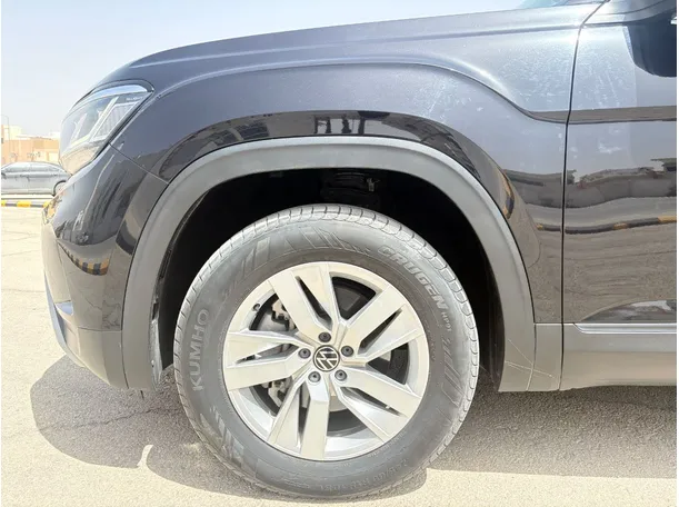 Car image 9