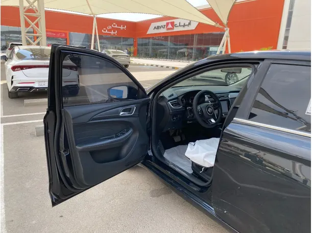 Car image 10