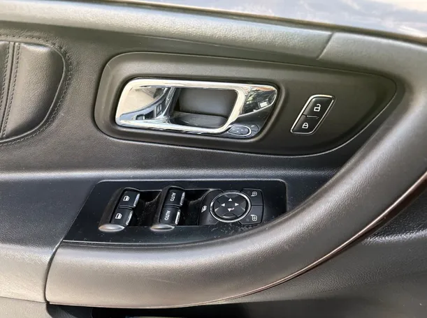 Car image 26
