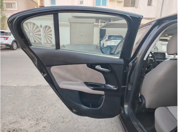 Car image 14