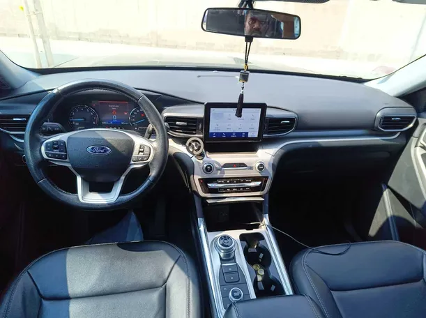 Car image 18