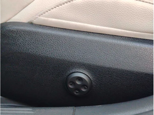 Car image 28