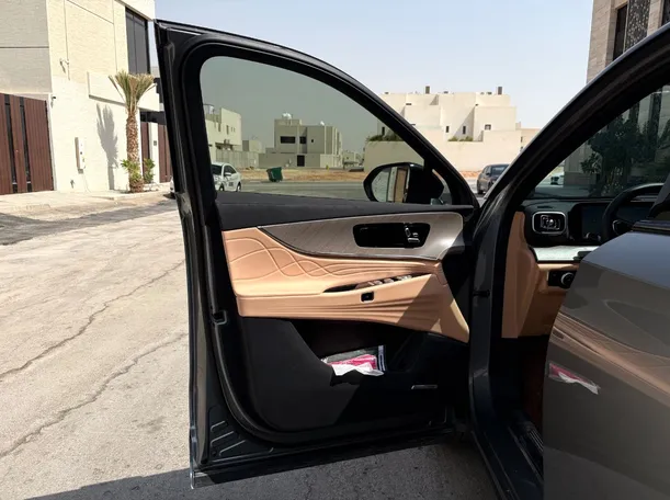 Car image 10