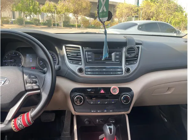 Car image 19