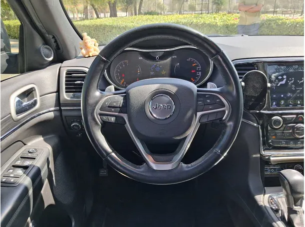 Car image 19