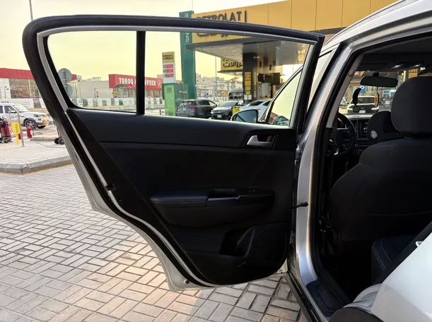 Car image 14