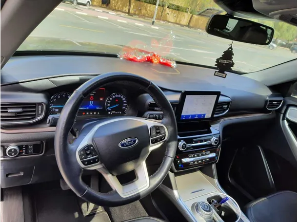 Car image 11