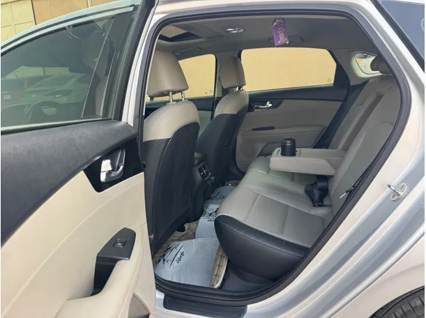 Car image 13