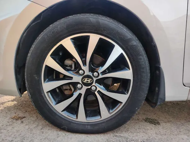 Car image 10