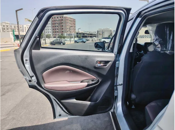 Car image 14