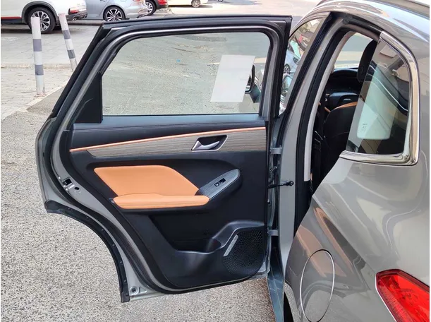 Car image 14