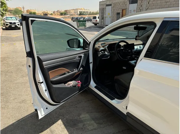Car image 10