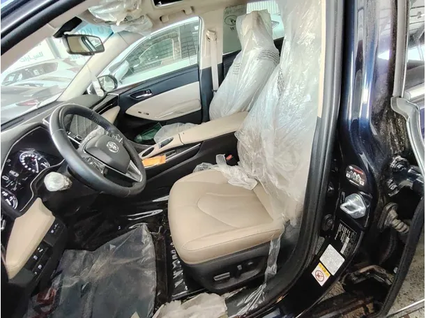 Car image 13
