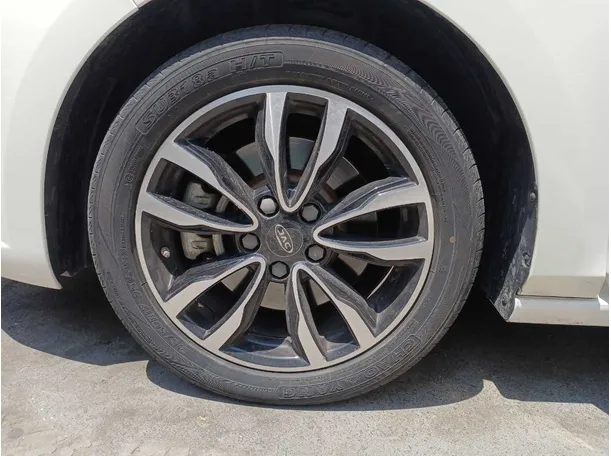 Car image 9
