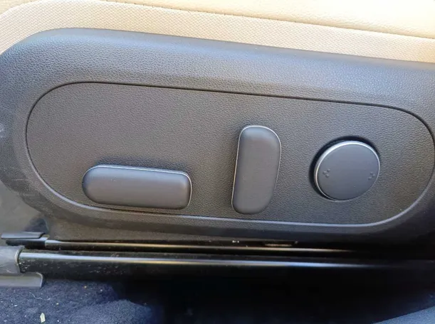 Car image 30