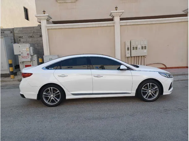 Car image 4