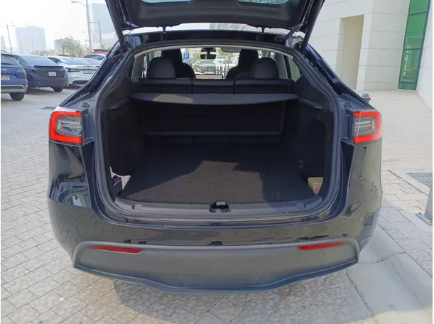 Car image 19