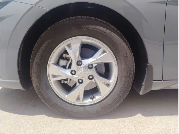 Car image 10