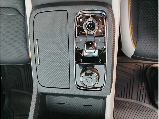 Car image 24