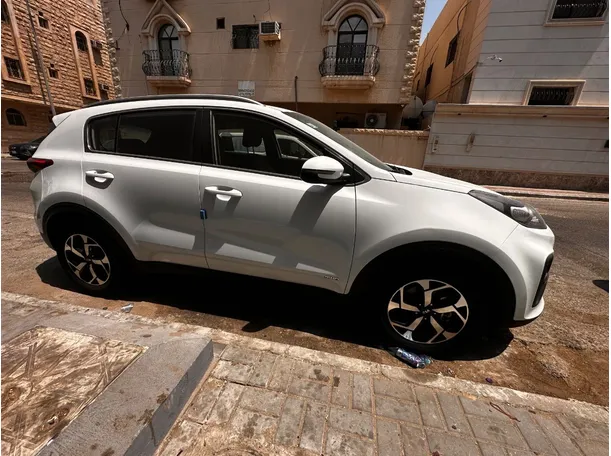 Car image 4