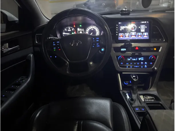 Car image 16