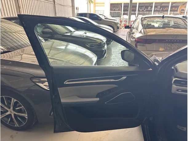 Car image 7