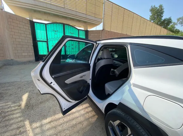 Car image 12