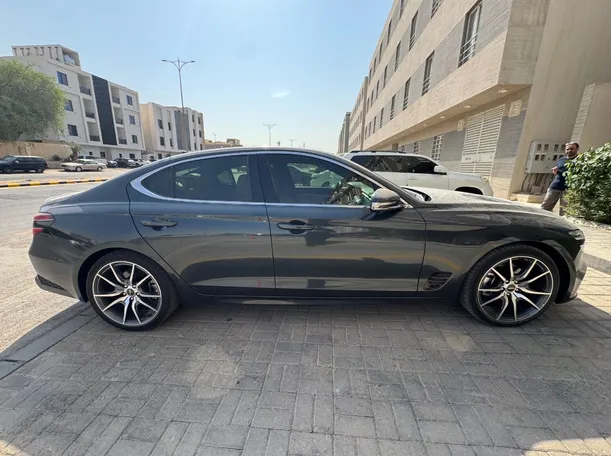 Car image 4