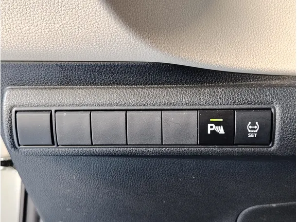 Car image 30