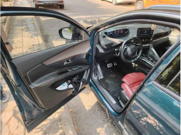 Car image 12