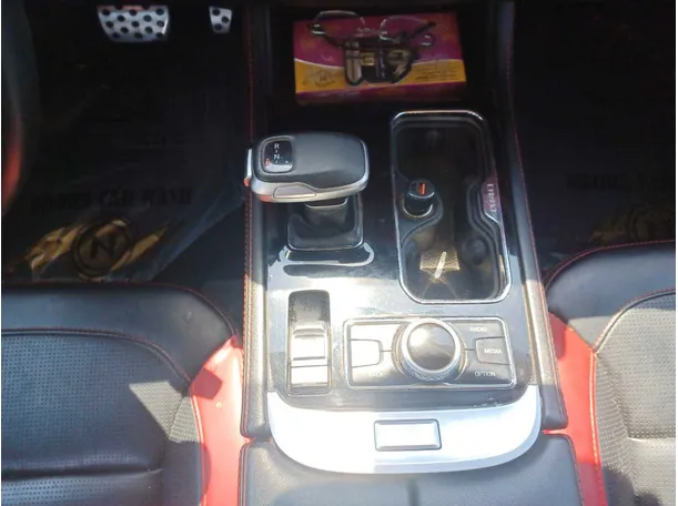 Car image 14