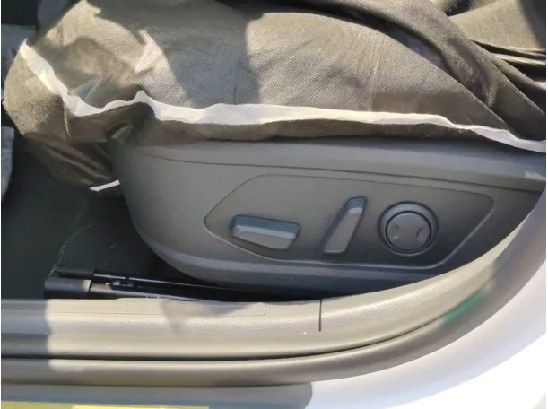 Car image 33