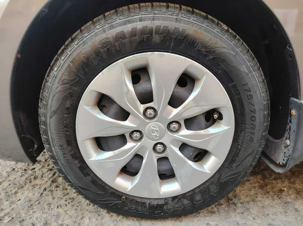 Car image 10