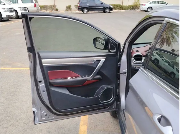 Car image 11
