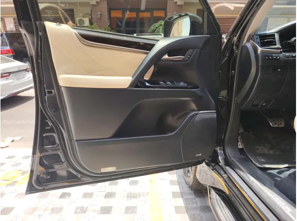 Car image 10