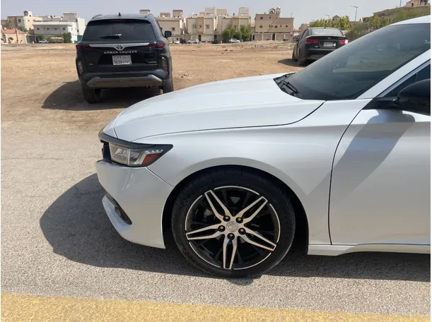Car image 9