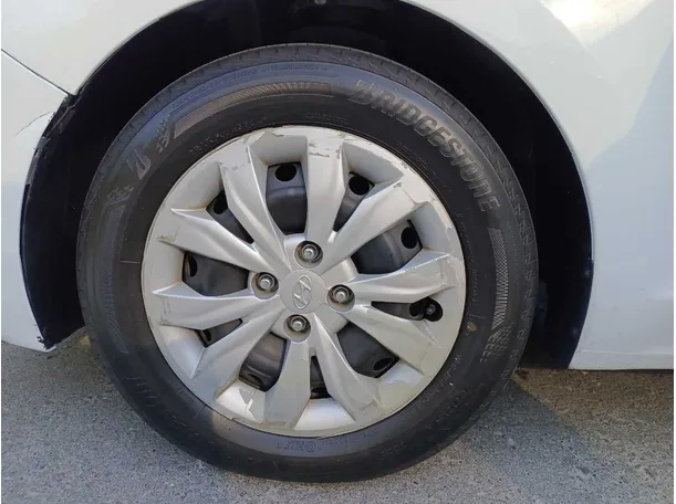 Car image 9