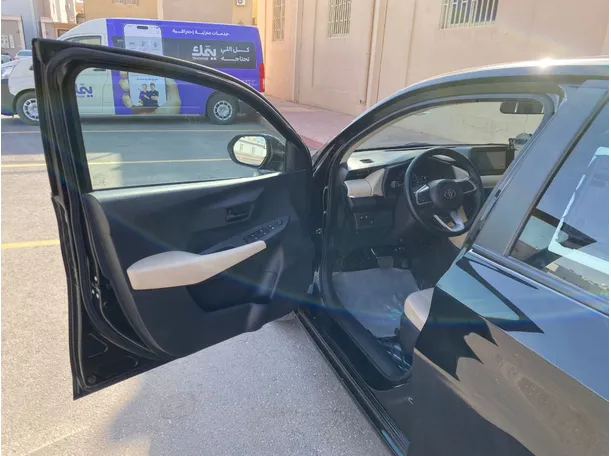 Car image 10