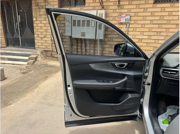 Car image 10
