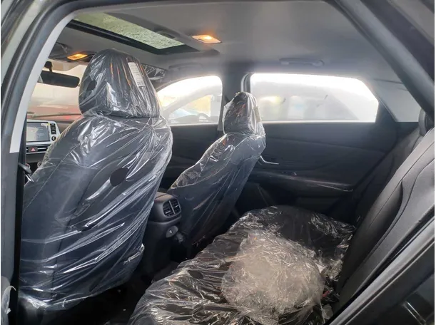 Car image 12